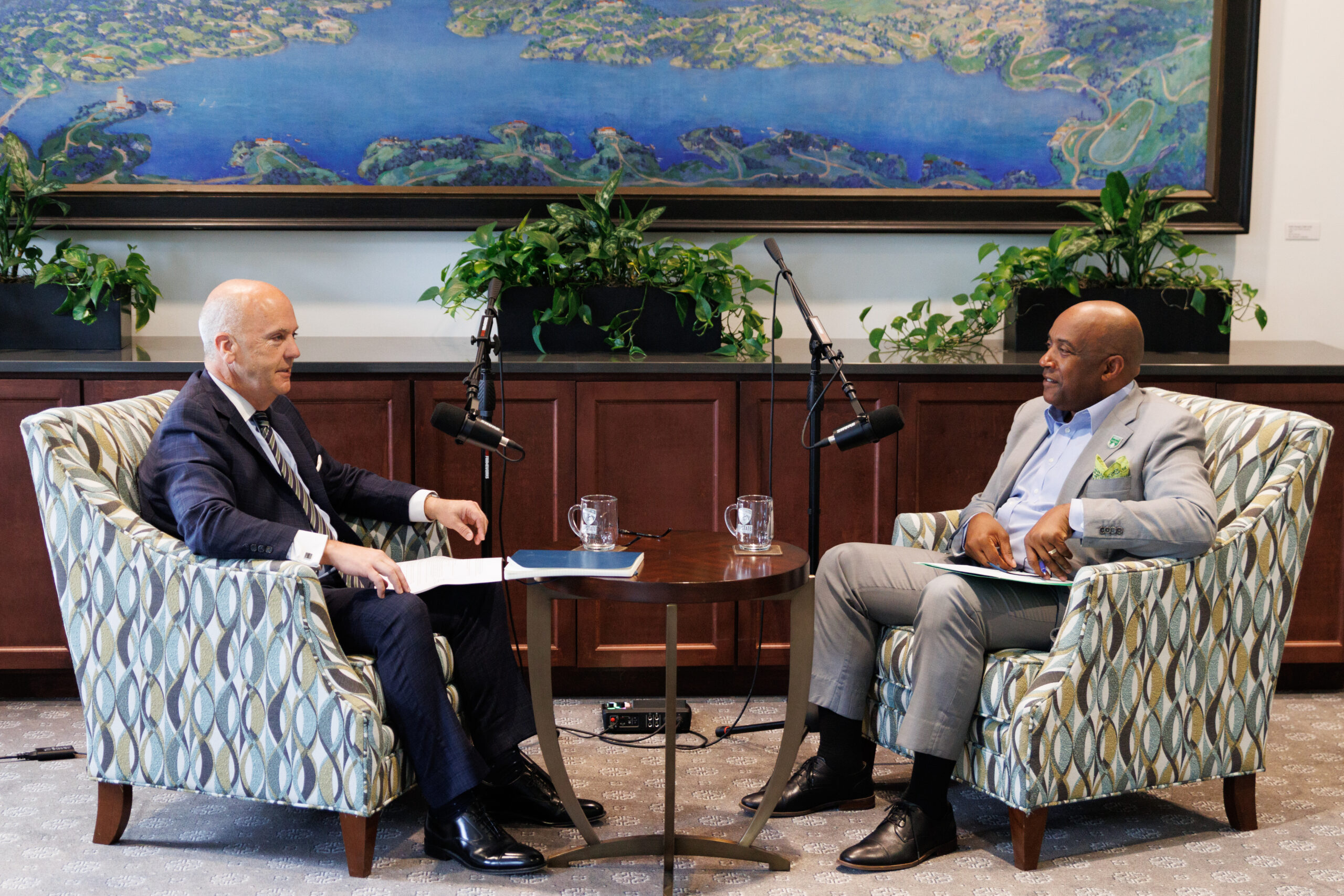 Image of Glenn Davis and Bennie Harris conversing on the Below The Line podcast.