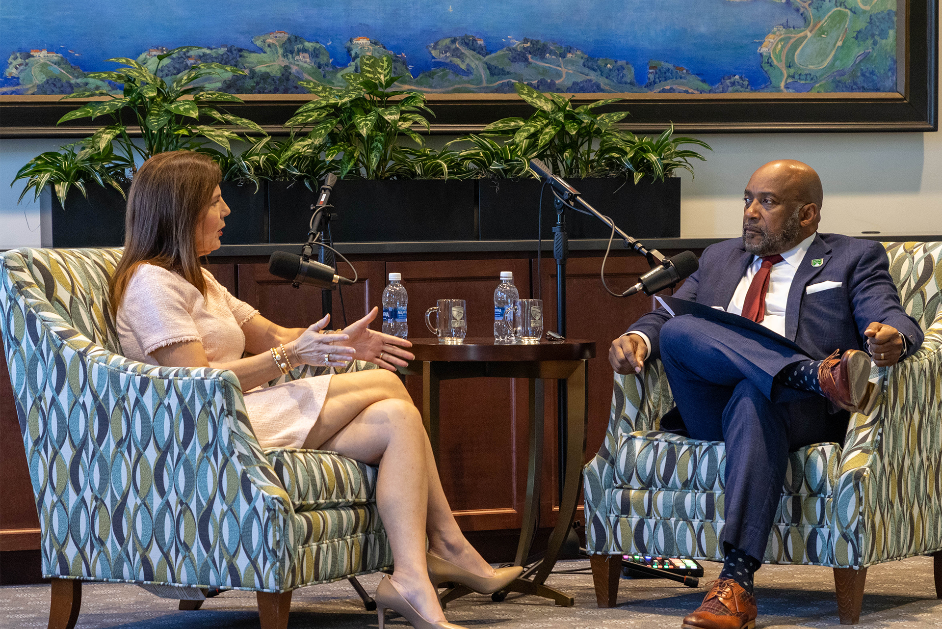 Lieutenant Governor Pamela Evette speaks with Chancellor Bennie Harris