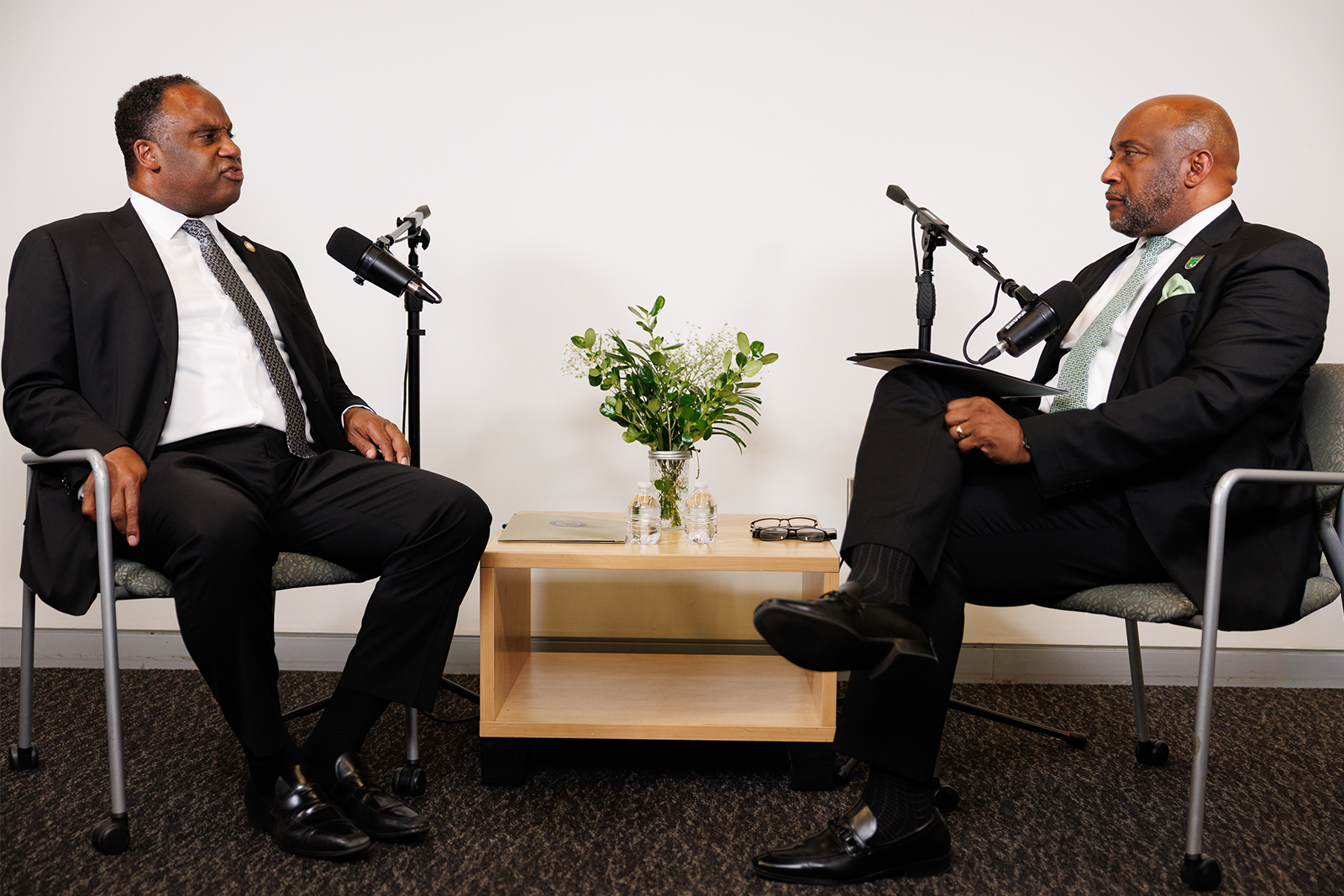 Rep. Jonathan Jackson speaks to Chancellor Bennie Harris.
